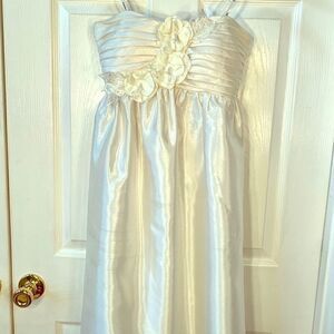 WHITE STRAPLESS DRESS w APPLIQUÉ ON BODICE SIZE 4